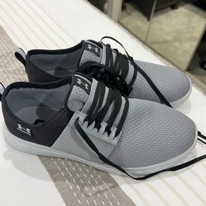 Under Armour sneakers.. like new!